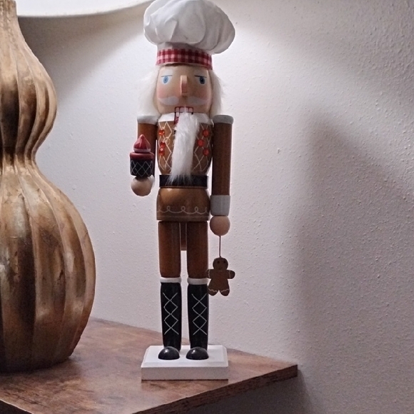Wooden Nutcracker Chef with Cupcake Christmas Nutcracker Vintage - Picture 3 of 10